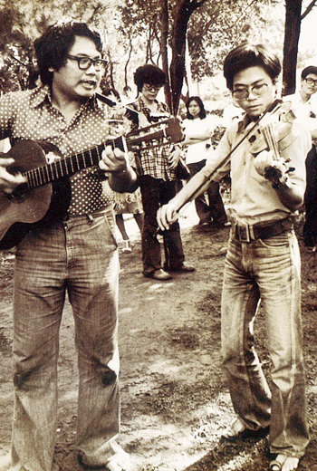曾是台灣校園民歌運動的催生者，李雙澤（左）激發大家唱自己的歌，帶動風潮。